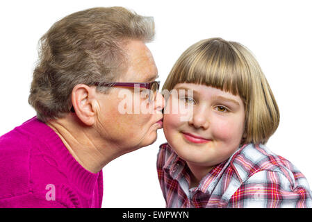 Grand-mère de race blanche petite-fille baisers sur la joue isolé sur fond blanc Banque D'Images