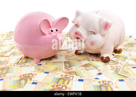 Deux pink Piggy Banks sur la propagation de l'euro isolé sur fond blanc Banque D'Images