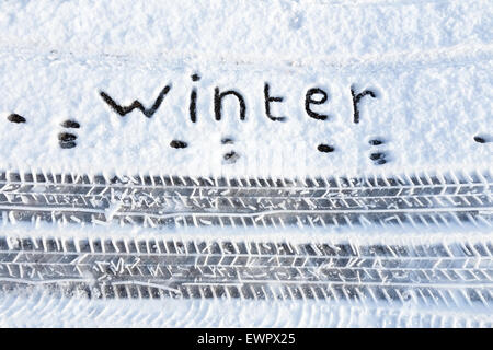 Mot de l'hiver et les traces de pneus dans la neige pendant la saison d'hiver Banque D'Images