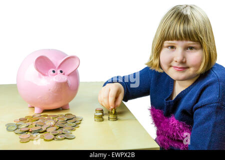 Young caucasian girl comptant en euros parmi tirelire isolé sur fond blanc Banque D'Images