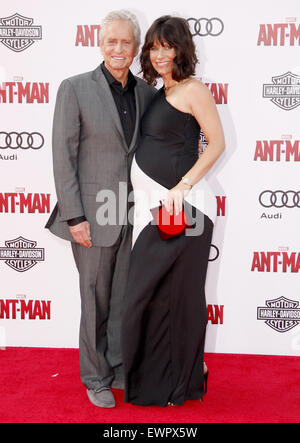 Michael Douglas et d'Evangeline Lilly à la première mondiale de Marvel's 'Ant-Man' Banque D'Images