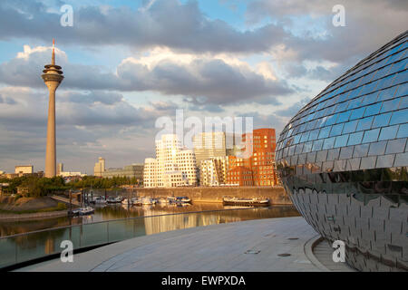 L'Europe, l'Allemagne, en Rhénanie du Nord-Westphalie, Duesseldorf, vue à partir de la barre de cailloux de l'hôtel Hyatt Regency au port Medienh Banque D'Images