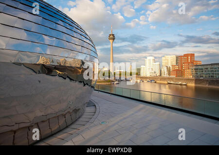 L'Europe, l'Allemagne, en Rhénanie du Nord-Westphalie, Duesseldorf, vue à partir de la barre de cailloux de l'hôtel Hyatt Regency au port Medienh Banque D'Images