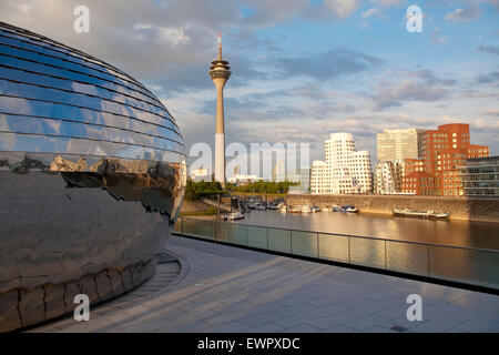 L'Europe, l'Allemagne, en Rhénanie du Nord-Westphalie, Duesseldorf, vue à partir de la barre de cailloux de l'hôtel Hyatt Regency au port Medienh Banque D'Images