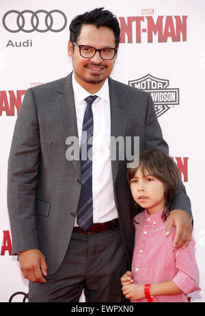 Michael Pena lors de la première mondiale de "Marvel Ant-Man' qui s'est tenue au Kodak Theater à Hollywood, Etats-Unis le 29 juin 2015. Banque D'Images