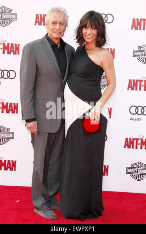 Michael Douglas et d'Evangeline Lilly à la première mondiale de Marvel's 'Ant-Man' Banque D'Images