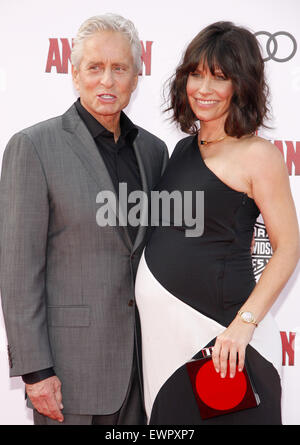 Michael Douglas et d'Evangeline Lilly à la première mondiale de Marvel's 'Ant-Man' Banque D'Images