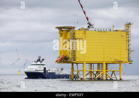 Dessus de la plate-forme de convertisseur CCHT offshore, DolWin Alpha, dans la baie allemande de la mer du Nord. Banque D'Images