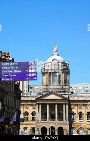 Afficher le long de la rue du Château en direction de l'hôtel de ville à l'extrémité avec un signe attractions en avant-plan, Liverpool, Merseyside, Banque D'Images