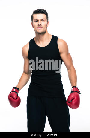 Portrait d'un homme de remise en forme avec des gants de boxe rouge isolé sur fond blanc Banque D'Images