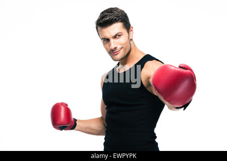 Remise en forme heureux homme debout avec des gants de boxe rouge isolé sur fond blanc Banque D'Images