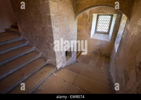 Escalier de pierre dans le "petit château" au château de Bolsover, dans le Derbyshire, Angleterre. Banque D'Images