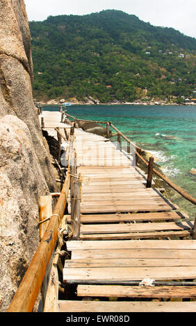 Sol en bois bridgewalk sur Koh Tao et Koh Nangyuan îles en Thaïlande. snorkeling paradis avec de l'eau de mer claire et les récifs coralliens Banque D'Images