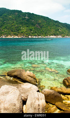 Vue sur Koh Tao et Koh Nangyuan îles en Thaïlande. plongée sous-marine paradise avec l'eau de mer claire et pierres de plage Banque D'Images