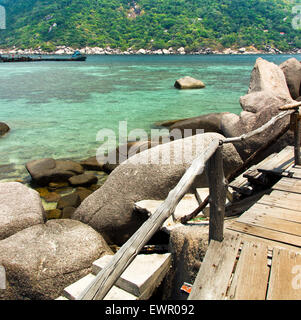 Pont en bois sur Koh Tao et Koh Nangyuan îles en Thaïlande. snorkeling paradis avec de l'eau de mer claire et les récifs coralliens Banque D'Images