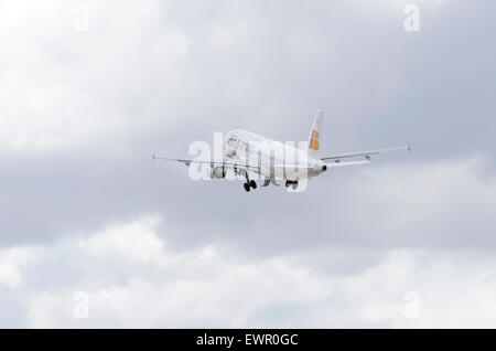 -L'avion Airbus A320-214-, -d- Iberia, la compagnie aérienne est de décoller de l'aéroport- -Adolfo Suarez. Banque D'Images