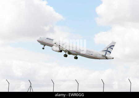 -L'avion Airbus A321-231-, -d- Aegean Airlines compagnie aérienne grecque, est décoller de -Madrid-Barajas Aéroport- Adolfo Suarez. Banque D'Images