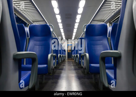 Vue en perspective des sièges de l'allée à l'intérieur d'un train de passagers Banque D'Images