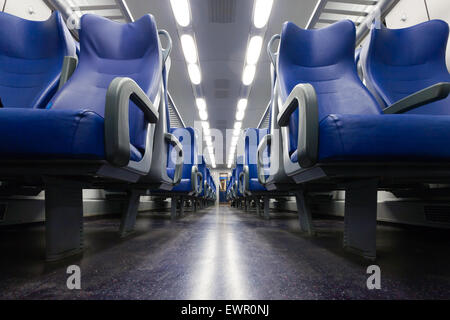 Vue en perspective des sièges de l'allée à l'intérieur d'un train de passagers Banque D'Images