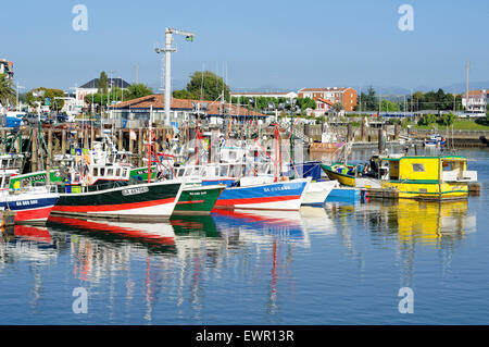 Scène horizontale de Saint-Jean-de-Luz (Donibane Lohizune) port. Pyrénées Atlantiques. La France. Banque D'Images