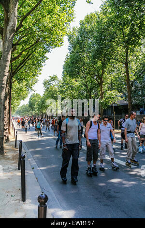 Le roller le dimanche après-midi à Paris, France Banque D'Images