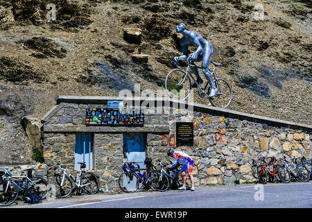 Les cyclistes en face du monument à Octave Lapize au sommet du Col du Tourmalet, Pyrénées, France Banque D'Images