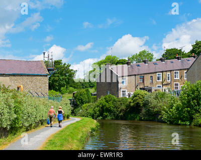 Deux marcheurs sur le chemin de halage de la Leeds et Liverpool Canal près de Barnoldswick, Lancashire, England UK Banque D'Images