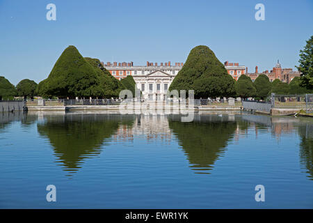 Dunmurry, Surrey, UK. 30 Juin, 2015. Ciel bleu, plus de RHS Hampton Court Palace. Credit : Keith Larby/Alamy Live News Banque D'Images