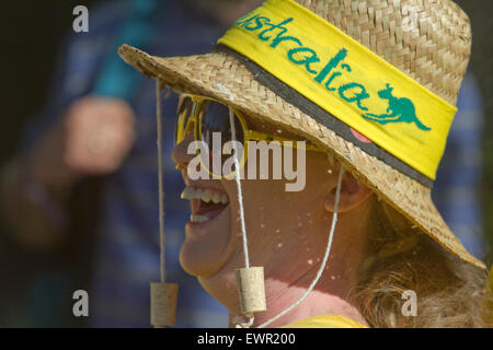 Wimbledon London,UK. 30 juin 2015. Wimbledon tennis fans en attente pour des billets pour regarder leur jeu sur la deuxième journée à la chaleur de l'été à cuire profils têtes que les températures devraient augmenter à 32 degrés celsius : Crédit amer ghazzal/Alamy Live News Banque D'Images