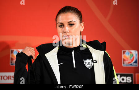 Joueur US Alex Morgan assiste à une conférence de presse au stade de l'Olympique à Montréal pendant la Coupe du Monde féminine de la FIFA au Canada, 29 juin 2015. Photo : CARMEN JASPERSEN/dpa Banque D'Images