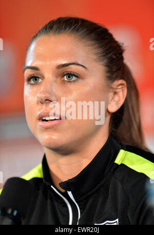 Joueur US Alex Morgan assiste à une conférence de presse au stade de l'Olympique à Montréal pendant la Coupe du Monde féminine de la FIFA au Canada, 29 juin 2015. Photo : CARMEN JASPERSEN/dpa Banque D'Images