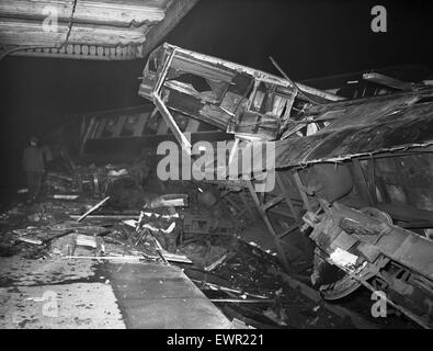 L'accident ferroviaire à Sutton Coldfield, qui a eu lieu le 23 janvier 1955 à Sutton Coldfield. Un train de voyageurs express voyageant de New York à Bristol, a déraillé en raison d'une vitesse excessive sur un virage. 23 janvier 1955. Banque D'Images