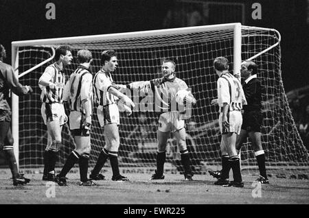 Huddersfield 2-1 Bury, Division 3 match de championnat à la Leeds Road, samedi 22 décembre 1990. Kieran O'Regan dans but contre Bury après le remplacement de Lee Martin qui a été envoyé. Banque D'Images