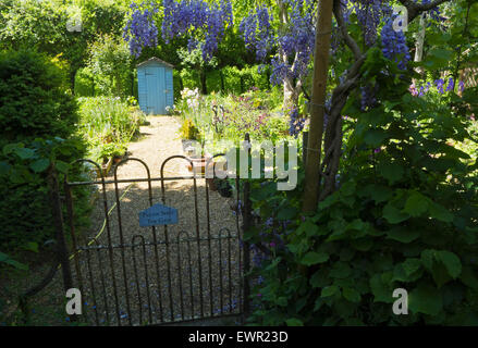 Porte du jardin avec un signe 'VEUILLEZ FERMER LA PORTE". Banque D'Images