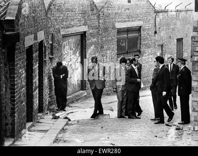 Dans la ruelle détectives derrière St James's Terrace, à la recherche d'indices sur l'assassinat de Mary Ann Mckay. Connu localement sous le nom de vieille Polly, elle a été assassiné le 18 juin 1973, à son domicile de St James's terrasse, Newcastle. 19 juin 1973. Banque D'Images