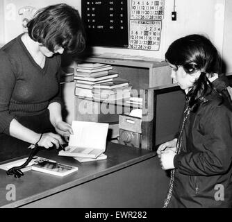 Service informatique à la bibliothèque centrale, à Coventry. 16 octobre 1976. Banque D'Images