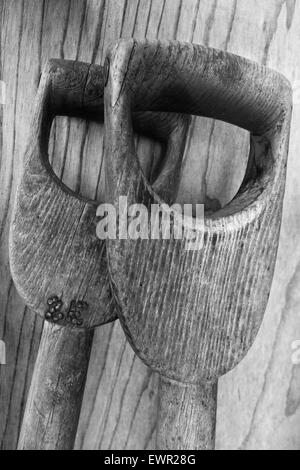 Poignées en bois d'outils de jardin. Banque D'Images