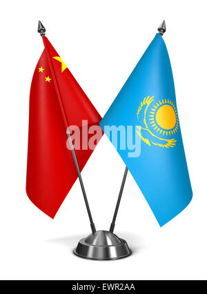 La Chine et le Kazakhstan - drapeaux miniatures isolé sur fond blanc. Banque D'Images