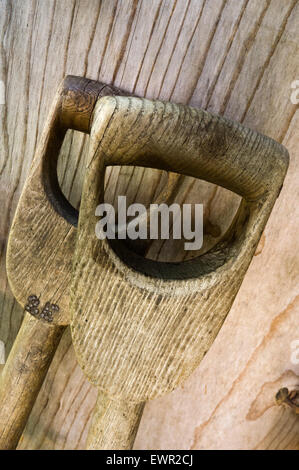 Poignées en bois d'outils de jardin. Banque D'Images