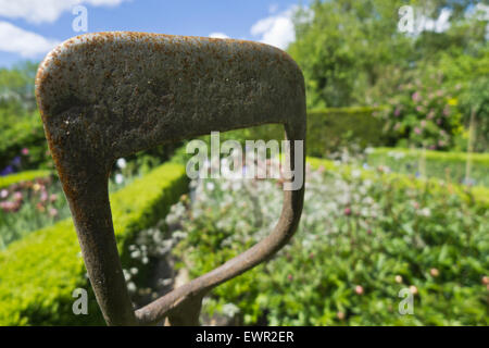 Binette à jardin et un jardin de campagne anglaise en été. Banque D'Images