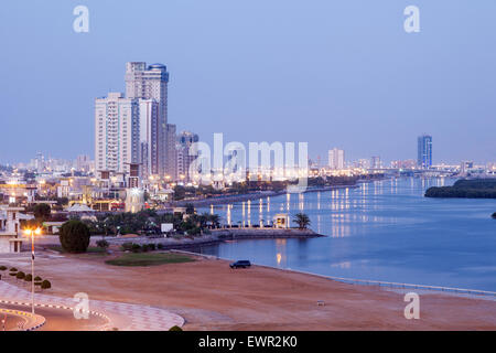 Promenade au bord de l'eau au ruisseau à Ras al Khaimah au crépuscule, Emirats Arabes Unis Banque D'Images