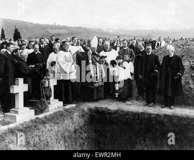 RMS Lusitania, paquebot, appartenant à la Cunard Line, a été torpillé par le U-boot allemand le vendredi 7 mai 1915. Notre photo montre, assassiné les passagers sont mis en terre, vieille église cimetière de Queenstown, une petite ville maritime sur la côte sud du comté de Cork, Irel Banque D'Images