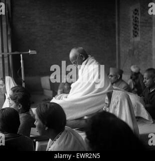 'Mahatma' Mohandas Gandhi, chef du mouvement pour l'indépendance de l'Inde britannique en Inde sous domination, photographié en Inde. Circa 1947. Banque D'Images