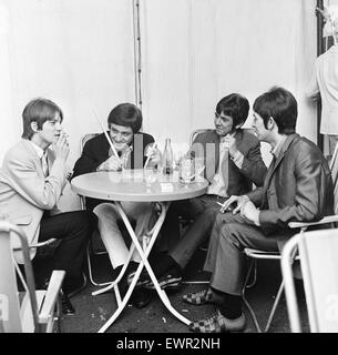 The Small Faces vous détendre back stage à la 6e National Jazz and Blues Festival à Windsor Race Course. 29 Juillet 1966 Banque D'Images