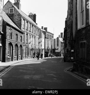 Une vue plongeante sur la ville de Durham North Bailey, comté de Durham. 24 mai 1969. Banque D'Images