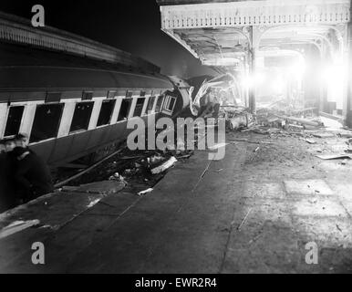 L'accident ferroviaire à Sutton Coldfield, qui a eu lieu le 23 janvier 1955 à Sutton Coldfield. Un train de voyageurs express voyageant de New York à Bristol, a déraillé en raison d'une vitesse excessive sur un virage. 23 janvier 1955. Banque D'Images