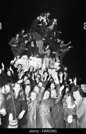 Les fêtards du Nouvel An assis sur et autour de la statue de Lady Godiva, Broadgate Coventry le 31 décembre 1971, Banque D'Images