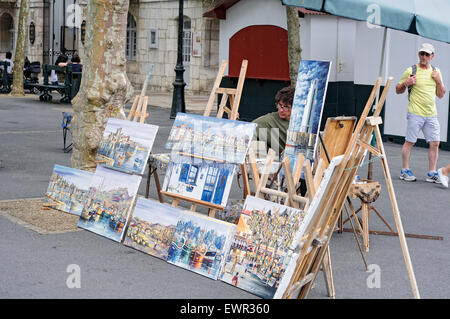 Peintre dans la rue Louis XIV square. Saint-Jean-de-Luz. Pyrénées-Atlantiques, France. Banque D'Images