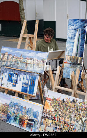 Peintre dans la rue Louis XIV square. Saint-Jean-de-Luz. Pyrénées-Atlantiques, France. Banque D'Images