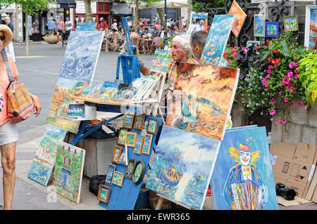 Peintre dans la rue Louis XIV square. Saint-Jean-de-Luz. Pyrénées-Atlantiques, France. Banque D'Images